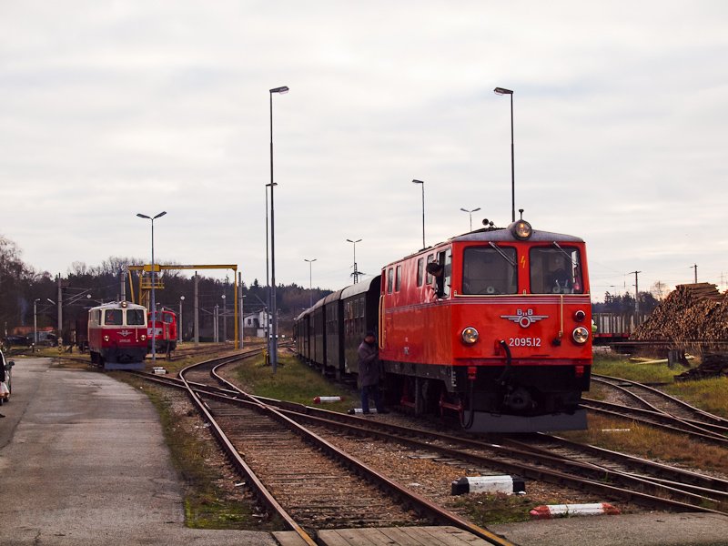 A NVOG 2095.12 s 2095.05 Gmnd fűtőhzban fot