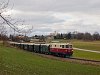 A BBÖ 2095.05 Weitránál, a háttérben a kastéllyal