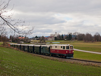 The BB 2095.05 seen near Weitra with the castle in the background