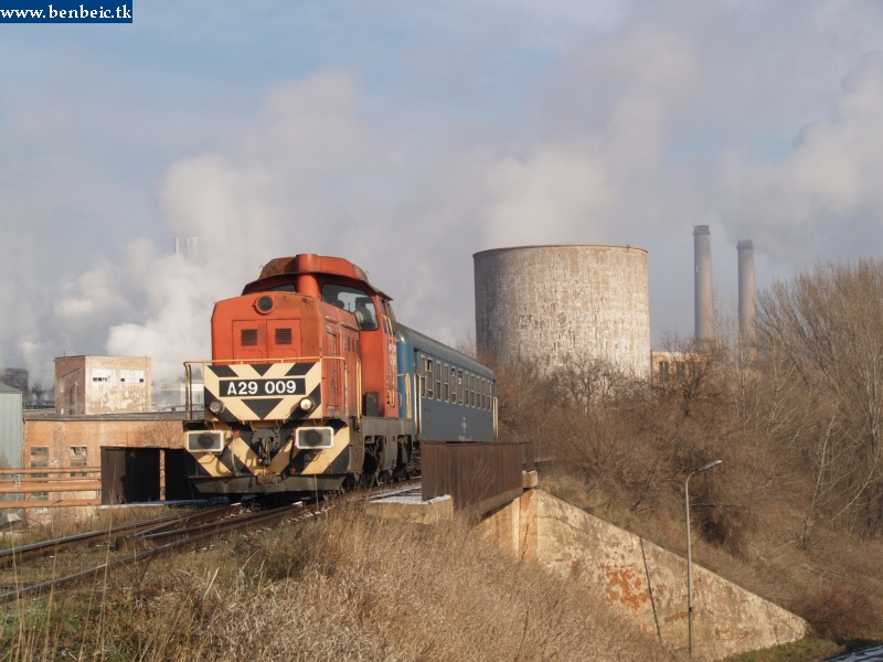 We stopped at an overpass of the track to the bauxit loading area photo