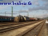 V46 051 segít feljönni az emelkedőn egy tehervonatnak