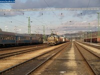 V46 051 segít feljönni az emelkedőn egy tehervonatnak
