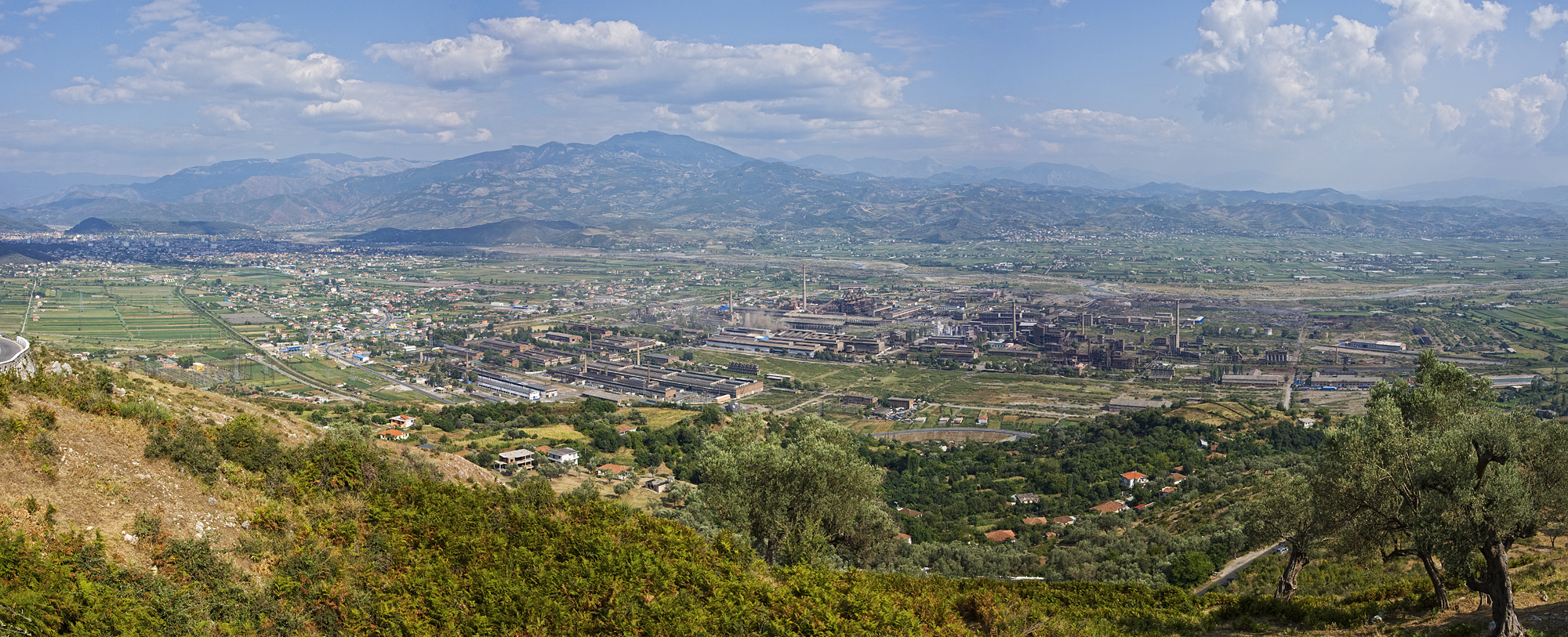 Panoráma Elbasan alig működő acélművéről és a környező hegyekről fotó