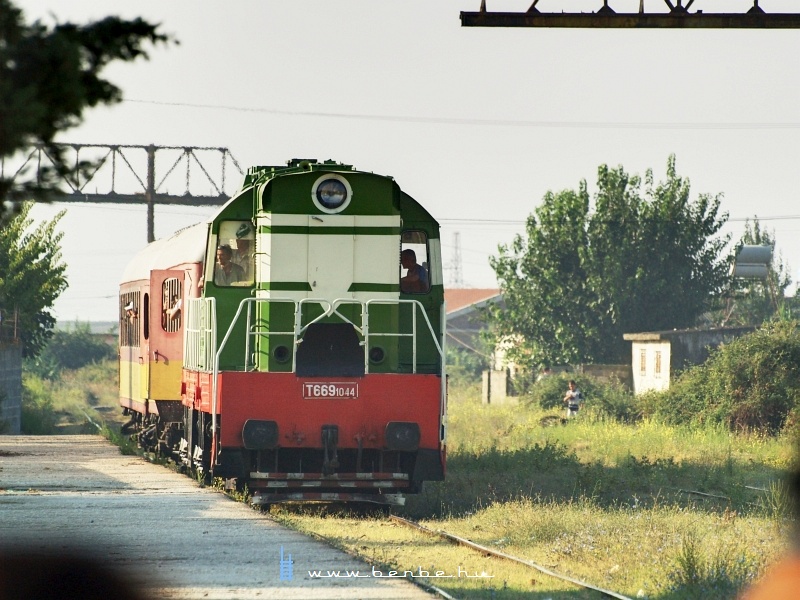 A két kocsis, tömött vonatot itt még egy vonatnyi utas várja (köztük szemrevaló fiatal leányok is), érthetetlen, hogy miért nem sűrÃtésen törik a fejüket a minisztériumban, különösen, hogy Albániában szemmel láthatólag kezd pénz lenni, kezd rendbe kerülni az ország. kép T669 1044 Lushnjëba érkezik fotó