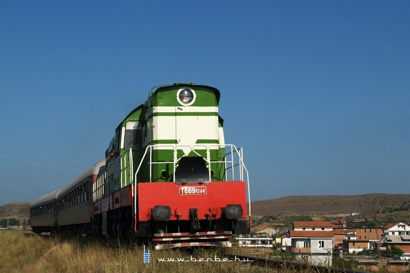 The T669 1044 is arriving at Rrogozhin photo