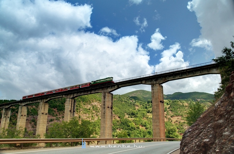 The T669 1047 at the large viaduct before Quks photo