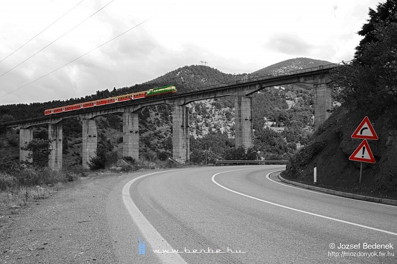 The T669 1047 at the large viaduct before Quks photo