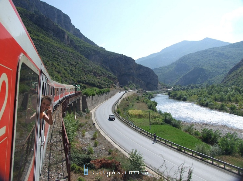 Elz nap pont eze a hdon fotztuk a vonatot Elbasan eltt fot