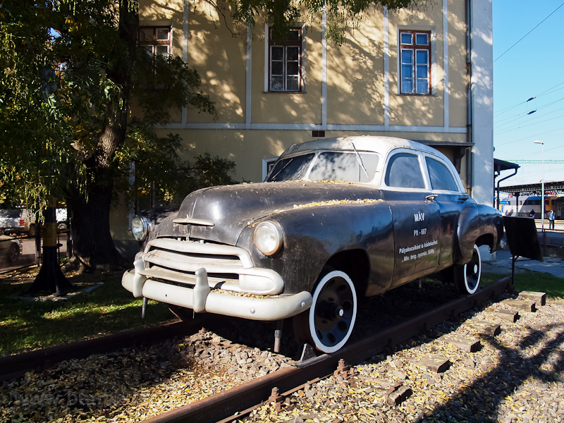 A Pft-687-es plyakocsi killtva Mezőtron - egy gynyrű Chevrolet Bel Air fot