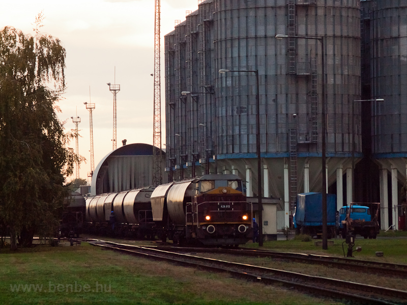 The industrial shunter A28 013 at Martfű station photo