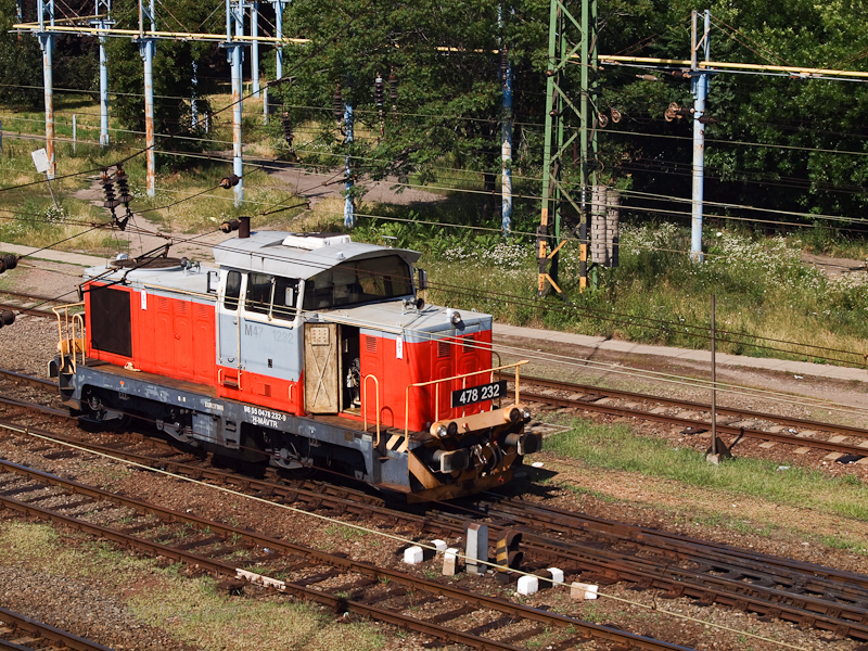 The MÁV-TR 478 232 is seen shunting at Szolnok photo