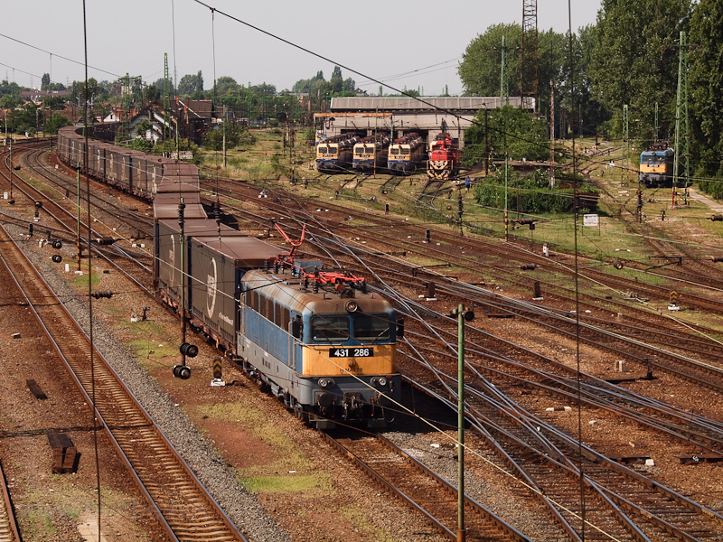 A MV 431 286 rkezik tehervonatval az jszszi vonal felől Szolnokra fot