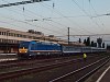 A MV-TR 480 015-s TRAXX egy, a vgnyzr miatt egyestve kzlekedő gyors-IC vonattal Szolnokon