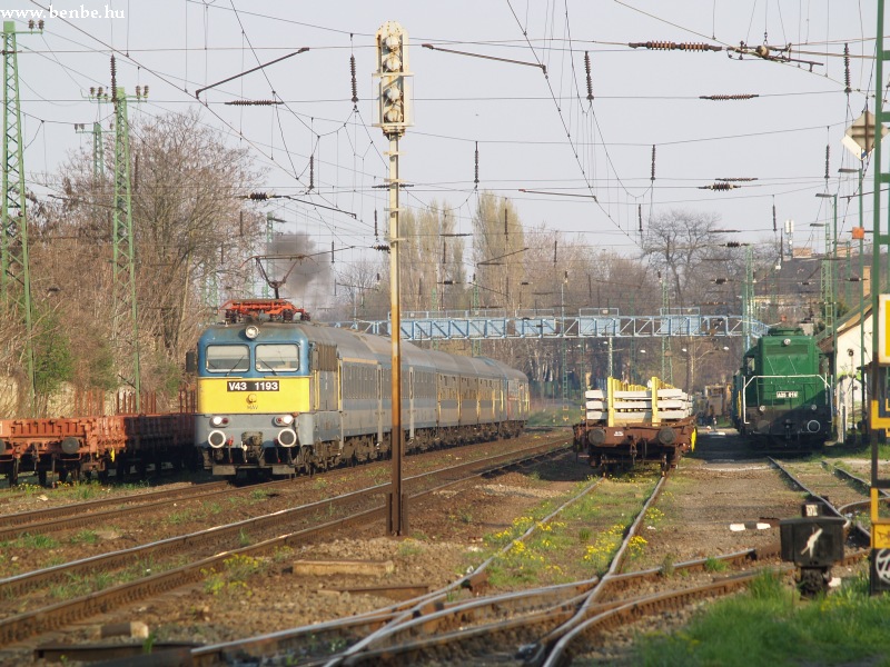 The V43 1193 and A25 016 at Pestszentlrinc station photo