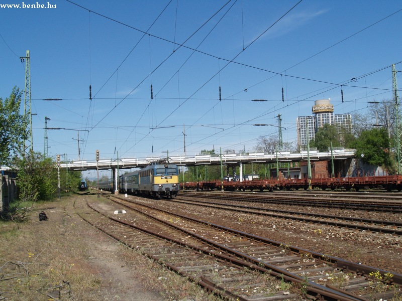 kép V43 1297 egy záhonyi gyorssal Kőbánya-teher pu.-n fotó