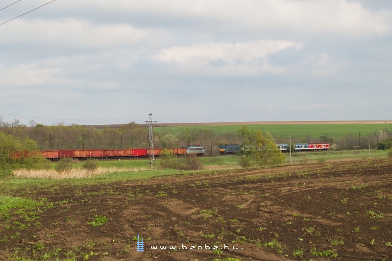 V63 153 és V63 041 találkoznak Herceghalom és Biatorbágy között fotó
