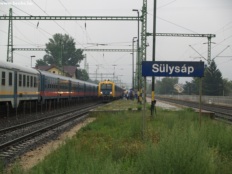 Szolnok felől félig teli vonat érkezik, többen Sülysápig jöttek, vagy átszállnak a helyi vonatra, a sülysápiak pedig felszállnak a zónázóra, amivel villámgyorsan Budapesten lehetnek. kép BDt 418 Sülysáp állomáson fotó