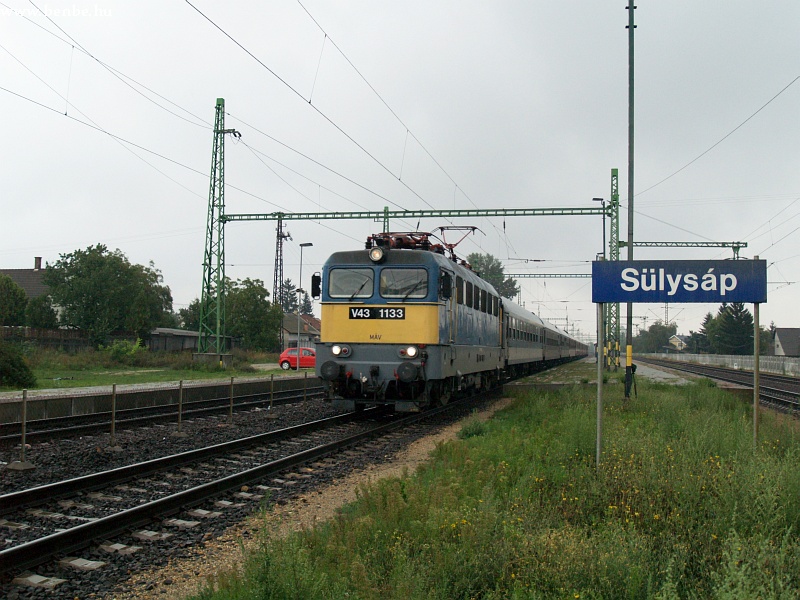 V43 1133 Sülysáp állomáson fotó