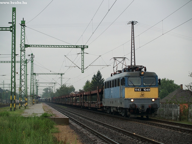 V43 1049 Sülysáp állomáson fotó