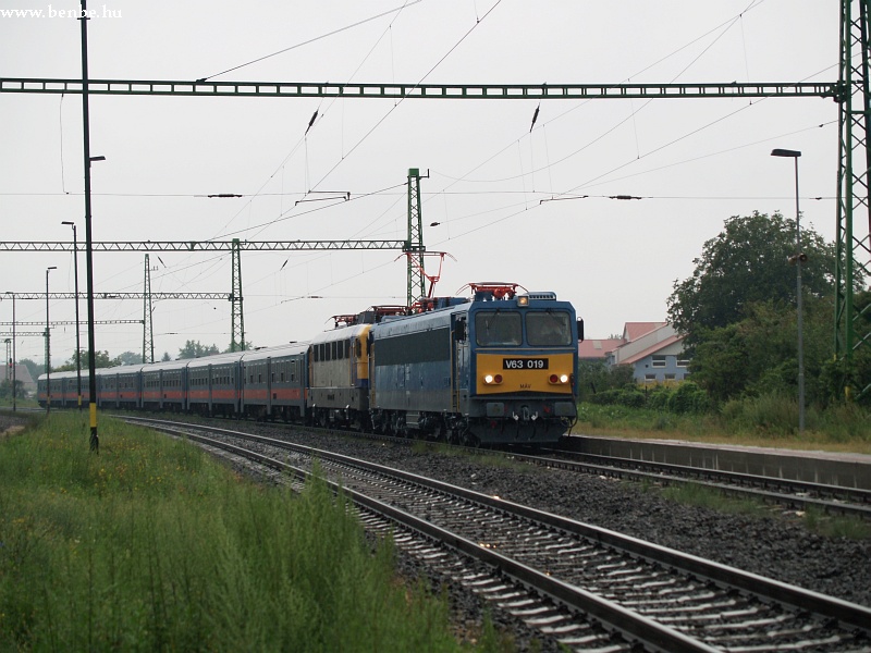 The V63 019 at Sülysáp station photo