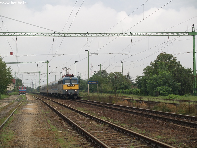 V43 1048 s InterCity vonata halad el a GFR Sulzer mellett fot