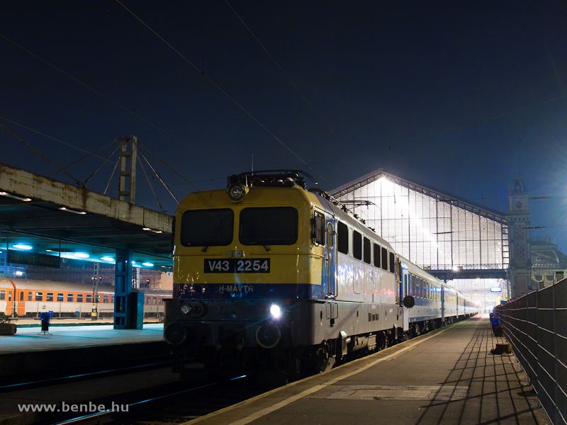 The V43 2254 at Budapest Nyugati station photo