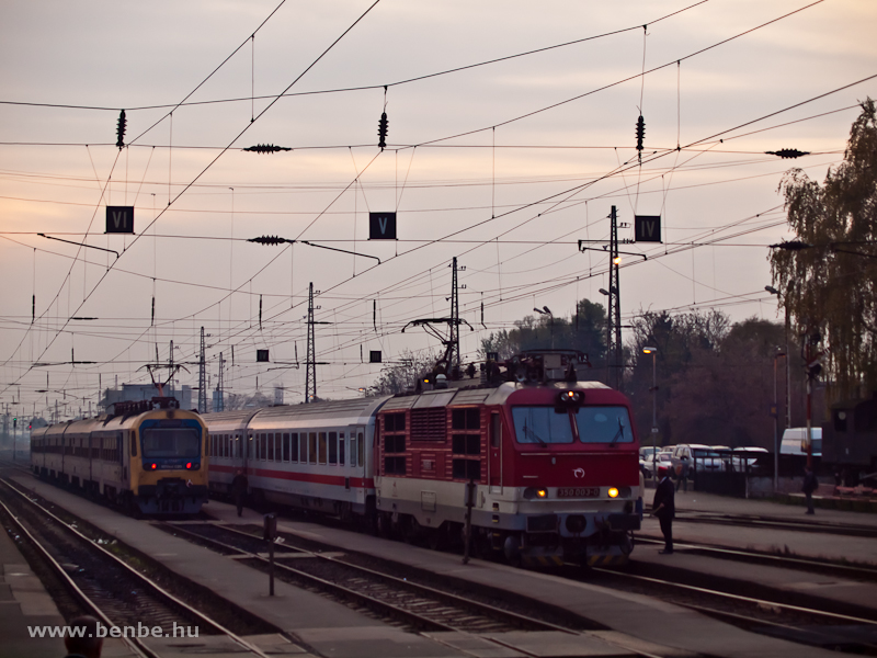 The ZSSK 350 003-0 and the MV-START BDVmot 020 at Vc station photo