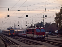 A ZSSK 350 003-0 és a MÁV-START BDVmot 020 Vác állomáson találkoznak