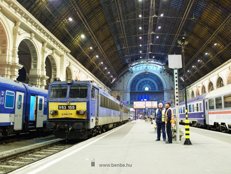 A V63 151 s V63 155-ből kpzett W63 306 plyaszm mozdony egy teljestmnyhez kpest kicsi vonattal Budapest Keleti plyaudvaron fot