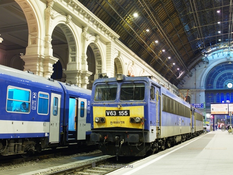 A V63 151 s V63 155-ből kpzett W63 306 plyaszm mozdony egy teljestmnyhez kpest kicsi vonattal Budapest Keleti plyaudvaron fot