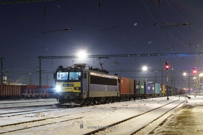 The V63 031 with a container train at Szkesfehrvr photo