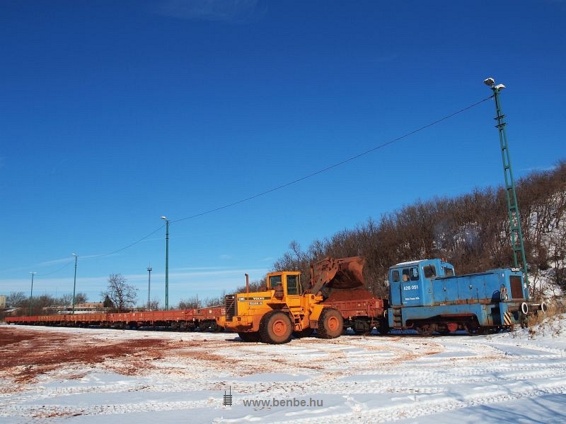 The A26 051 at the bauxite loading area at Dudarbnya station photo