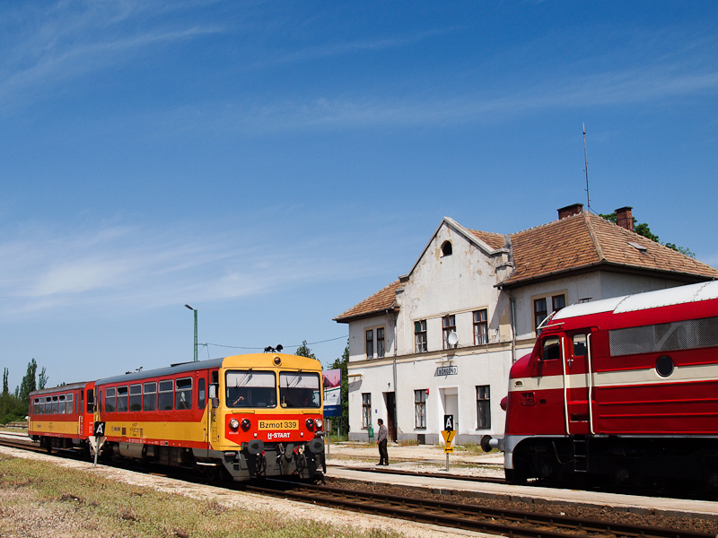 A MV-START Bzmot 339 keresztez az M61 001 ltal vontatott nosztalgiavonattal Brgnd llomson fot