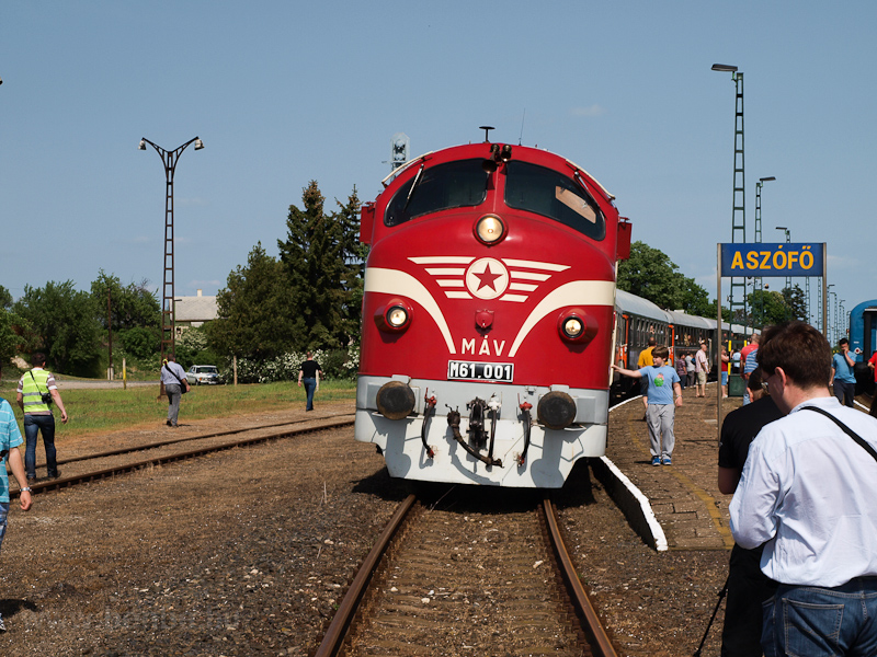 Az M61 001 a Balaton Retr Expresszel Aszfő llomson fot