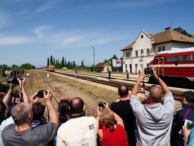 A MV-START Bzmot 339 keresztez az M61 001 ltal vontatott nosztalgiavonattal Brgnd llomson fot