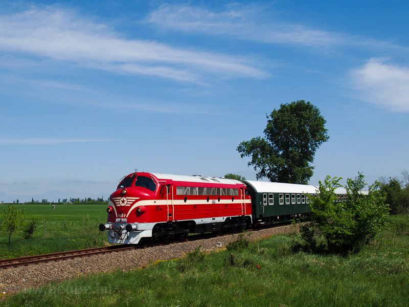 Az M61 001 a ritkn hasznlt, a Budapest-Szkesfehrvr vonal s Szkesfehrvr lloms tptse miatt fljtott Brgnd-Szabadbattyn vonalszakaszon fot