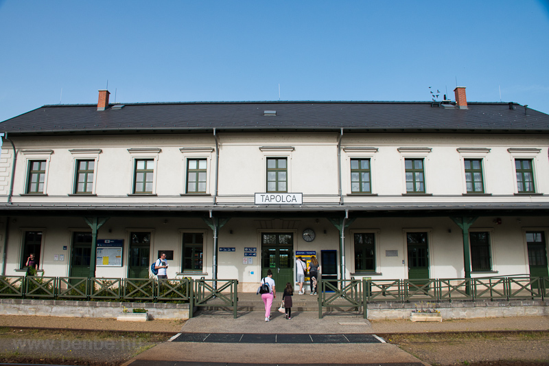 kép Tapolca állomás felvételi épülete fotó