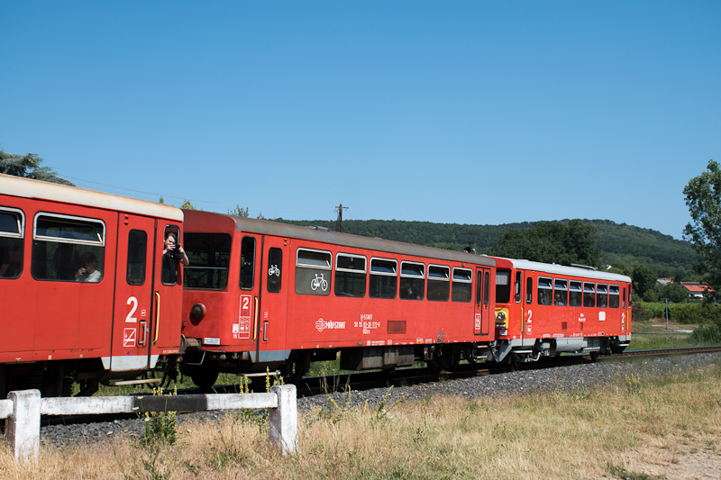 kép A MÁV 83-28 072-0 (BDzx) retró Bzmot poggyászteres mellékkocsija Szepezdfürdőnél fotó