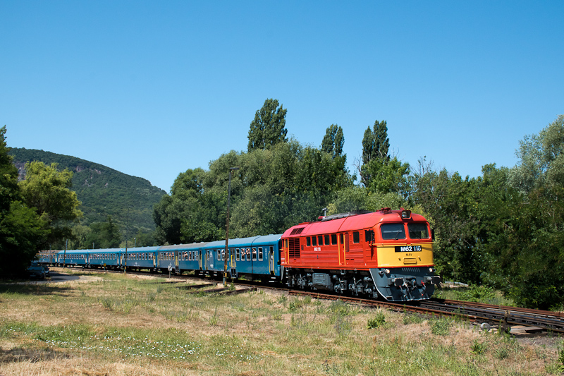 A MÁV M62 116 Badacsonytomaj állomáson a telikék személyvonattal, a háttérben a Szent György-hegy fotó