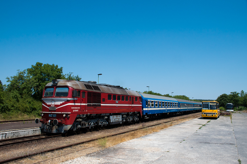 A MÁV M62 127 Zánka-Köveskál állomáson az MNZ-589 rendszámú Ikarus 266 retró autóbusszal fotó