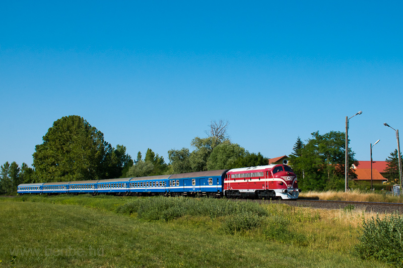 A MÁV Rail Tours M61 001 Tapolca és Nemesgulács-Kisapáti között a vékonycsíkos gyorsvonattal fotó
