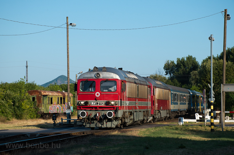 kép A MÁV M41 2112 és szinkronban vele az M41 2103 Tapolca állomáson, a háttérben a Gulács kialudt vulkán csúcsa fotó