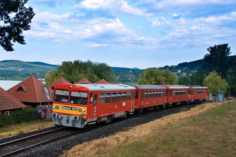 A MÁV Bzmot 001 Balatonrendes és Révfülöp között, a pálkövei strandnál, a hajdani Pálöve-rakodó megálló-rakodóhelynél fotó
