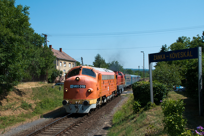A MÁV Rail Tours M61 019 és az M40 203 a telikék szerelvénnyel Zánka-Köveskál és Balatonszepezd között fotó
