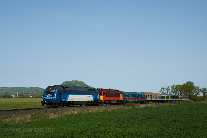 A MÁV Rail Tours 0001 1535 Nemesgulács-Kisapáti és Tapolca között, a háttérben a Csobánc csúcsával fotó