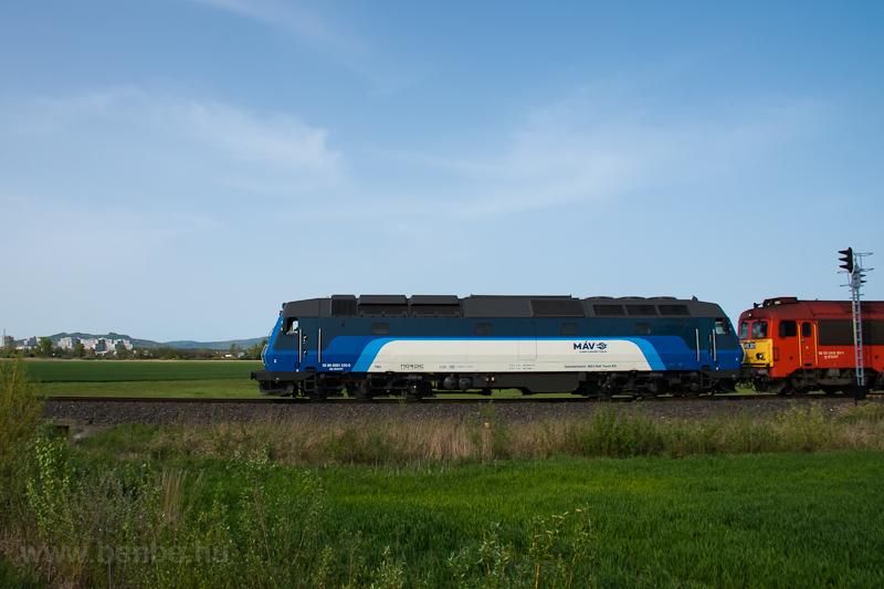 A MÁV Rail Tours 0001 1535 Nemesgulács-Kisapáti és Tapolca között, háttérben Tapolca Y-házai fotó