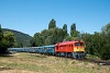 A MÁV M62 116 Badacsonytomaj állomáson a telikék személyvonattal, a háttérben a Szent György-hegy