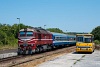 A MÁV M62 127 Zánka-Köveskál állomáson az MNZ-589 rendszámú Ikarus 266 retró autóbusszal