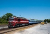A MÁV M62 127 Zánka-Köveskál állomáson az MNZ-589 rendszámú Ikarus 266 retró autóbusszal