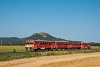 A MÁV Bzmot 343 Nemesgulács-Kisapáti és Tapolca között M+P+PD+M Anakonda-formációban, a Csobánccal a háttérben